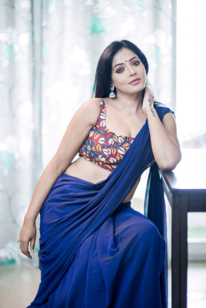 Reshma Pasupuleti Sizzling Photos In Blue Saree Telugu Swag