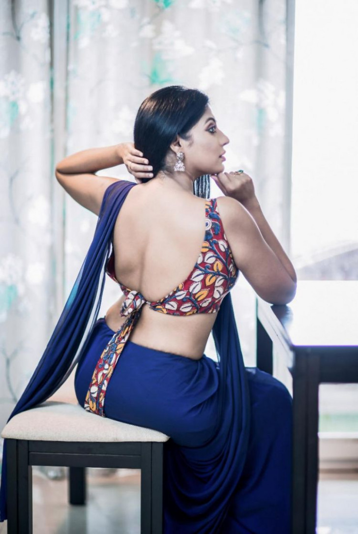 Reshma Pasupuleti Sizzling Photos In Blue Saree Telugu Swag