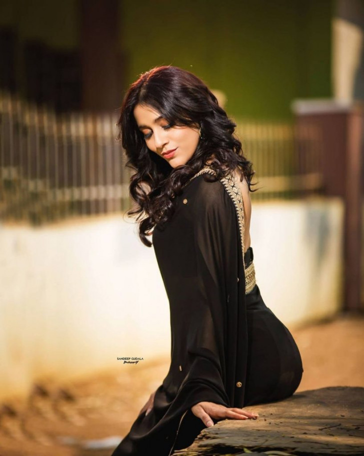 Rashmi Gautam Sizzles In Black Saree Telugu Swag 