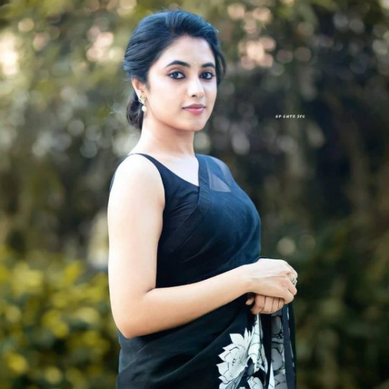 Priyanka Mohan Gorgeous Stills in Black Saree! | Telugu Swag
